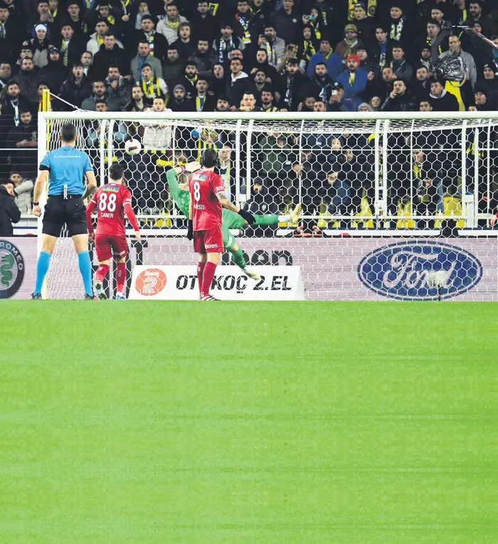 1701727577126.jpeg Fenerbahçe Beşiktaş derbisi öncesi moral kazandı! Sivasspor'u 4-1 yendi Nordsjaelland'dan yediği 6 golün acısını çıkardı-4