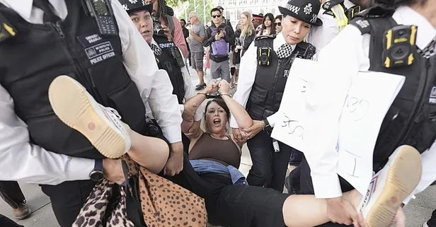 İngiliz polisinden Gazze eylemine sert müdahale: Destekçiler yaka paça gözaltına alındı! "Palestine Action" yasaklı örgüt ilan edilmişti...