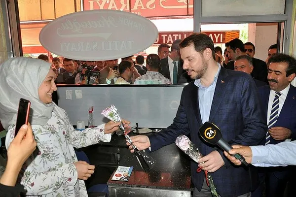 Bakan Albayrak'tan çocuklara karne hediyesi-1