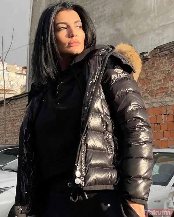 Aleyna Tilki’nin annesi Havva Öztel tatil paylaşımıyla tozu dumana kattı! Beyaz minisiyle taş merdivenlerde poz verdi ilgi odağı oldu - 5