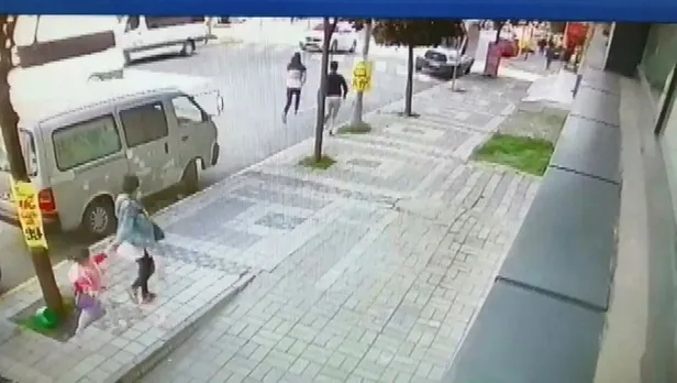 SON DAKİKA: Çocuklu kadın hayatının şokunu yaşadı: Kapkaççıların telefonu alıp kaçtığı anlar kamerada!-2