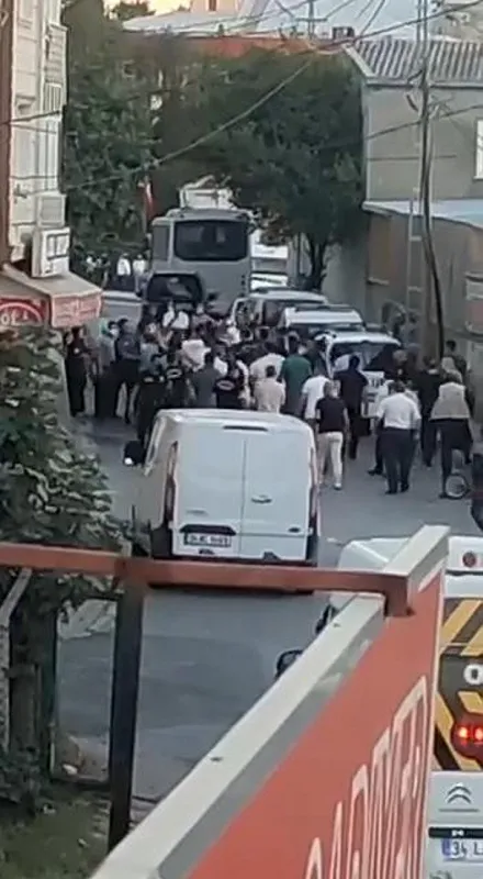 istanbul-arnavutkoyde-silahli-saldirinin-ardindan-mahalle-savas-alanina-dondu-1630843102651.jpg İstanbul Arnavutköy'de silahlı saldırının ardından mahalle savaş alanına döndü-2
