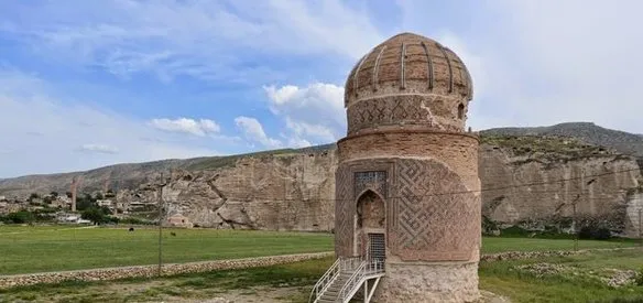 Ilısu Baraj Gölü alanında bulunan 550 yıllık Zeynel Bey Türbesi, Türkiye'de ilk defa uygulanan proje ile 2 kilometre taşınarak baraj göl alanından çıkarıldı