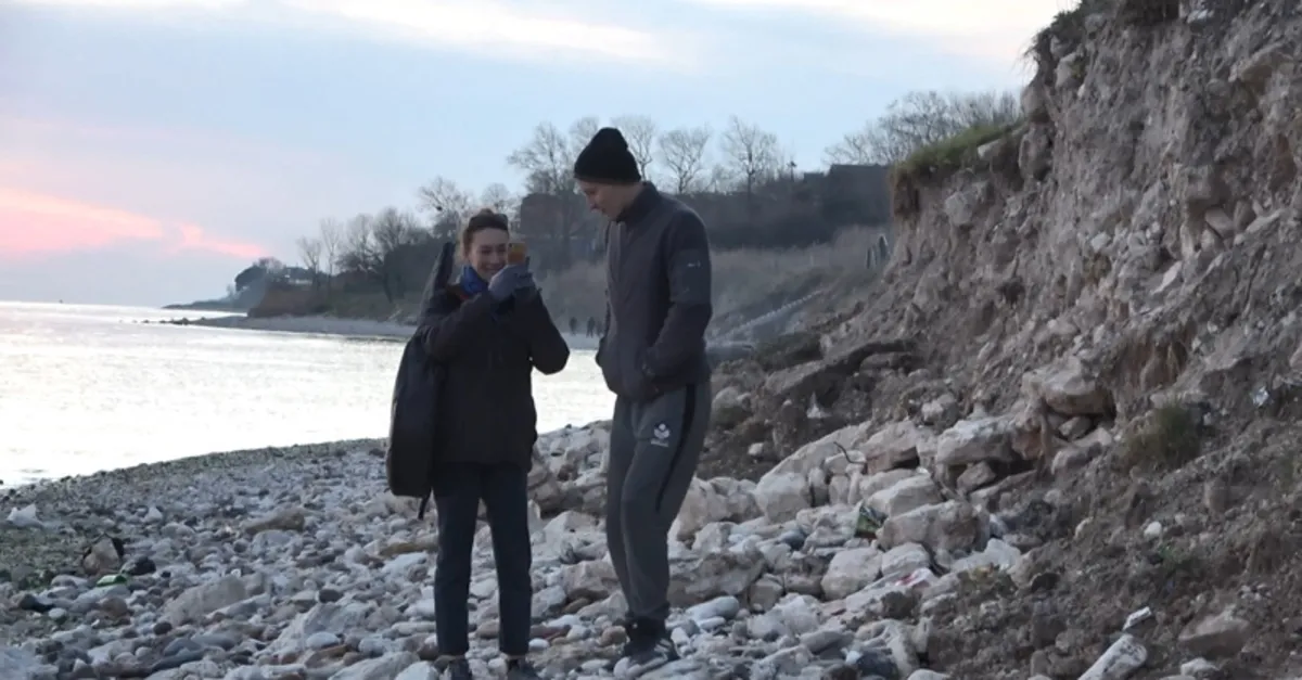İstanbul’da şaşkınlık yaratan olay! Otomobil 7 metrelik uçurumdan kumsala uçtu turistler hatıra fotoğrafı çektirdi