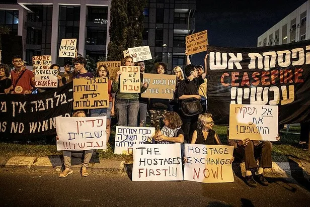 londranin-kalbinde-gazze-icin-milyon-yuruyusu-katil-netanyahu-destekcilerinden-gostericilere-tehdit-bekleyeceg-1699730404384.jpeg Londra’nın kalbinde Gazze için “Milyon Yürüyüşü”! Katil Netanyahu destekçilerinden göstericilere tehdit: Bekleyeceğiz-6