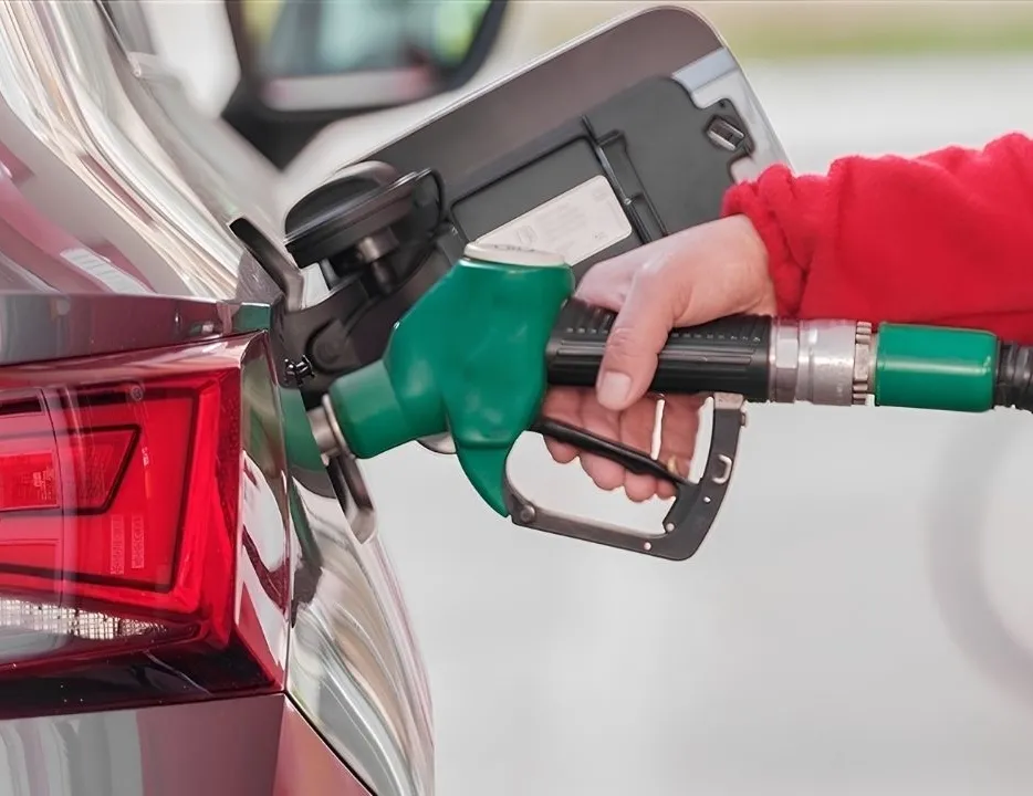 Petroldeki düşüş pompaya yansıdı: Benzinde yeni fiyat listesi