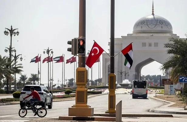 Abu Dabi'ye gelen Başkan Erdoğan, Muhammed bin Zayed Al Nahyan tarafından resmi törenle karşılandı-13