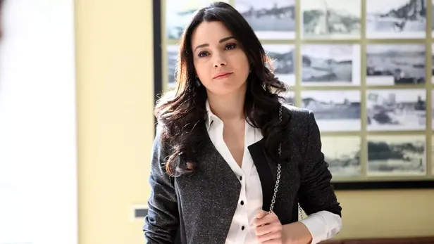 kurtlar-vadisinin-ilk-elifi-bakin-kim-olacakmis-herkes-ilk-tercih-ozgu-namal-saniyordu-ama-1695735188396.jpg Kurtlar Vadisi'ndeki Elif rolünü reddettiği için bin pişman! 20 yıl sonra ilk kez itiraf etti-6