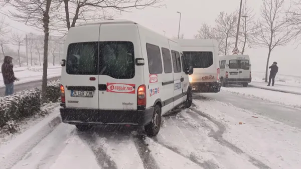 son-dakika-istanbulda-kar-firtinasi-istanbul-valiliginin-uyarilarina-ragmen-yollar-tuzlanmadi-ali-yerlikaya-di-1646893994417.jpg SON DAKİKA: İstanbul'da kar fırtınası! ❄İstanbul Valiliği'nin uyarılarına rağmen yollar tuzlanmadı: Ali Yerlikaya dikkat çekmişti servisler ve İETT yollarda kaldı-15