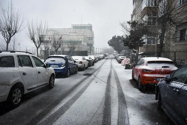 Son dakika: TEM'de kar nedeniyle zincirleme trafik kazası: Yol trafiğe kapandı-3