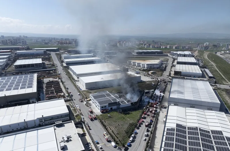 ankarada-boya-fabrikasindaki-yangin-patlamalarla-buyudu-1776670430184.jpeg Olay yerine ulaşan 6 itfaiye aracı ve 20 itfaiye personeli yangını söndürme çalışmalarını sürdürüyor. (Fotoğraf: AA)