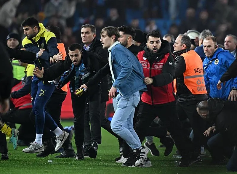 TAKVİM yazarları Türk futbolundaki olaylar sonrası net bir mesaj verdi: Bu kavga artık dursun-3
