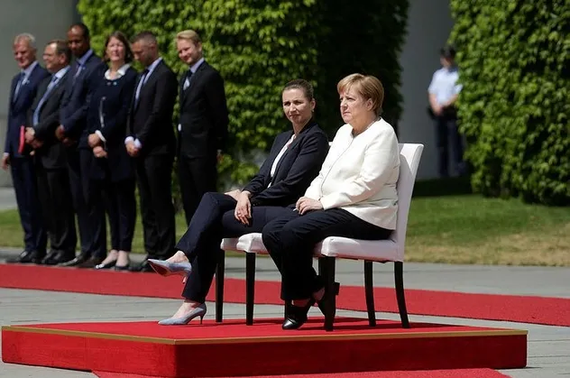 Almanya Başbakanı Angela Merkel'in titremelerine sandalyeli çözüm