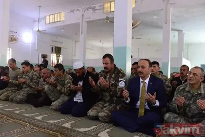 Tel Abyad’da huzurlu cuma! Mehmetçik ve Suriye Milli Ordusu askerleri yan yana saf tuttu