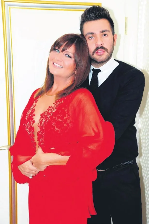 1649443692613.jpeg Sibel Can kızı Melisa'dan evlilik haberi beklerken oğlu Engincan Ural'dan gelen haberle havalara uçtu-2