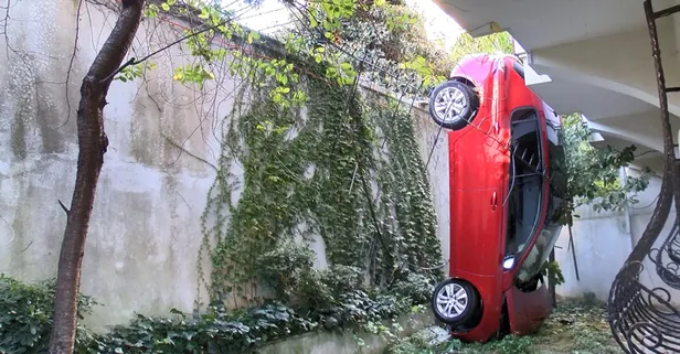 Beşiktaş'ta klasik bir kaza! Sürücü fren yerine gaza bastı otomobil binanın bahçesine düştü