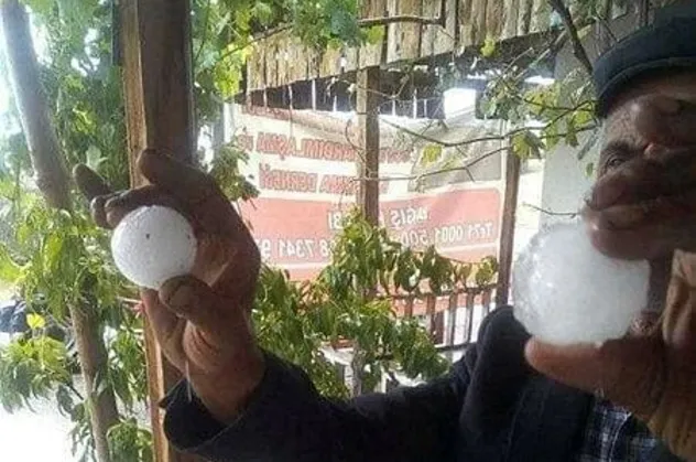 Ankara’da ceviz büyüklüğünde dolu yağdı
