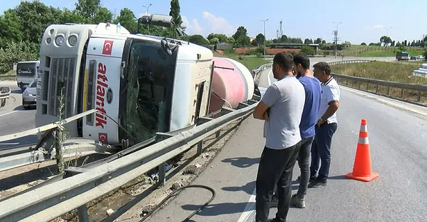 Tuzla'da virajı alamayan beton mikseri devrildi