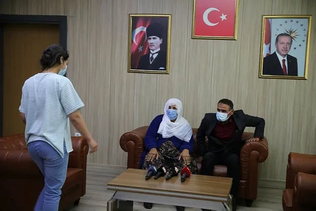 SON DAKİKA: Mardin'de ikna çalışması sonucu teslim olan terörist ailesiyle buluşturuldu-5