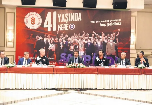 Ziraat Bankası Spor Kulübü'nün yöneticileri, teknik heyeti ve oyuncuları basın mensuplarıyla bir araya geldi-1
