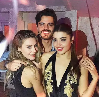 Bu bildiğimiz Hande Erçel mi 'parayı bulunca yeniden doğmuş' Bir de 'Merve Boluğur neden karalar bağladı' dedi Murat Dalkılıç...-4