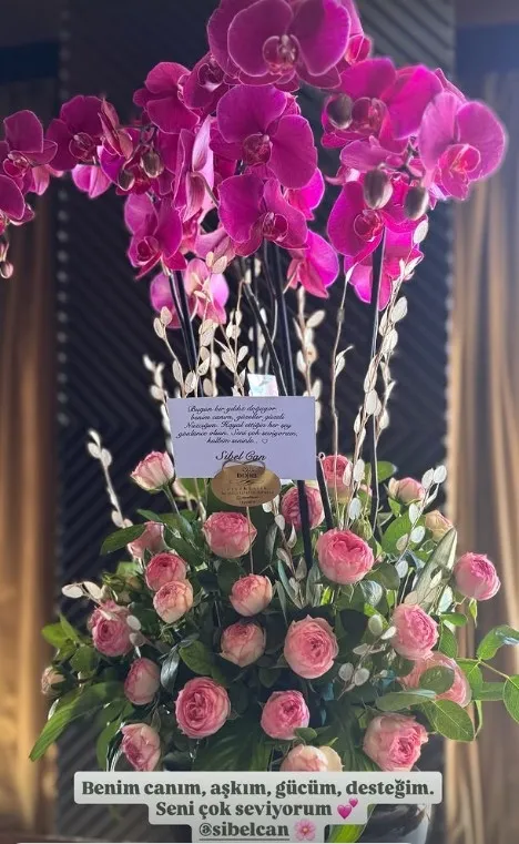 husnu-senlendiricinin-kizi-naz-senlendirici-son-haliyle-soke-etti-1775806620419.jpg Hüsnü Şenlendirici'nin kızı Naz Şenlendirici son haliyle şoke etti: Sesi de yüzü de Sibel Can’a benzetildi-6