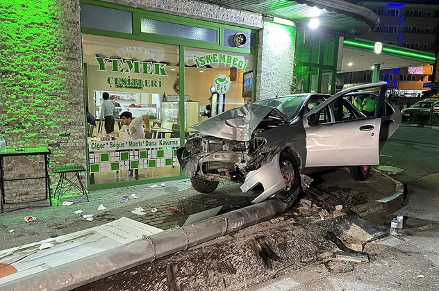 Bursa'da aşırı sürat felaketi getirdi: 3 yaralı