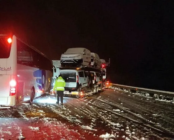Kastamonu Tosya'da buzlanma zincirleme kazaya neden oldu: 8 araç birbirine girdi 9 yaralı-4