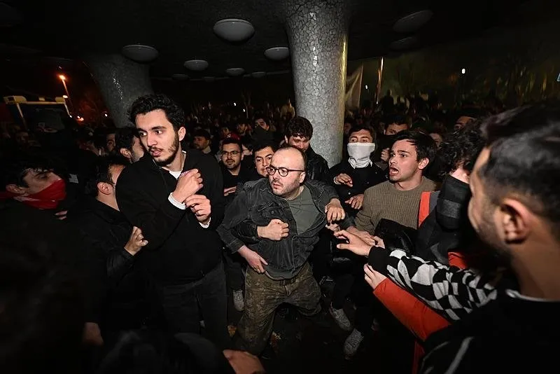 İzinsiz gösteride bazı eylemciler İBB binasına girmeye çalıştı. (AA)