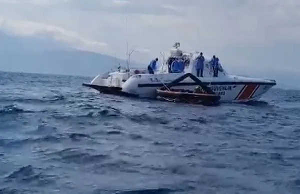 Yunanistan'ın Türk kara sularına bırakıp ölüme terk ettiği 27 kaçak göçmeni Türk Sahil Güvenliği kurtardı-1