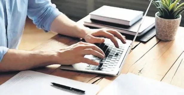 Üniversitelerde yapay zeka devri kapanıyor: Robota tez yazdıranın unvanı geri alınacak