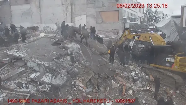 depremin-dehset-verici-yeni-goruntuleri-ortaya-cikti-binalar-pes-pese-yikildi-1677489363620.jpg