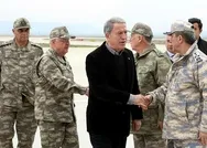 Son dakika: Bakan Akar ve komutanlar Suriye sırının sıfır noktasında