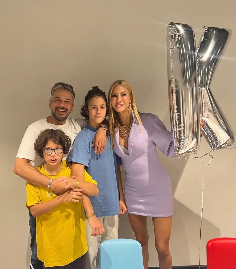 cagla-sikel-ve-emre-altugdan-ogullariyla-yeni-poz-eski-esler-bir-arada-1772609253019.jpg Çağla Şıkel ve Emre Altuğ’dan oğullarıyla yeni poz: Eski eşler bir arada!-5