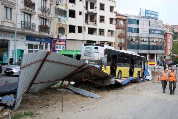 iett-otobusu-metro-insaatina-carparak-durabildi-1623136573784.jpg İETT otobüsü metro inşaatına çarparak durabildi-7