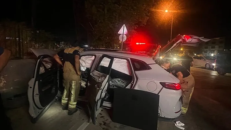 Bursa'da kırmızı ışık faciası | İki otomobil çarpıştı: 8 yaralı (İHA)