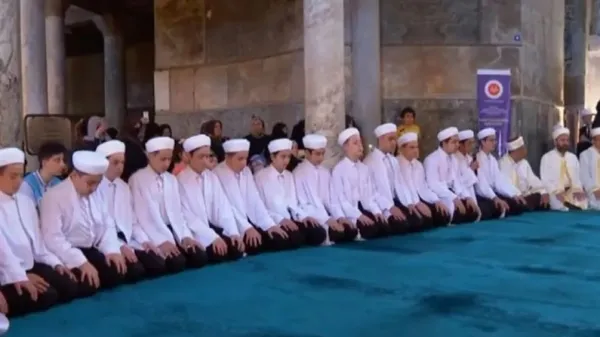 Ayasofya'da Kur'an okuyan hafız öğrenciler Yunan basınında gündem oldu: Yeni Türk meydan okuması-6