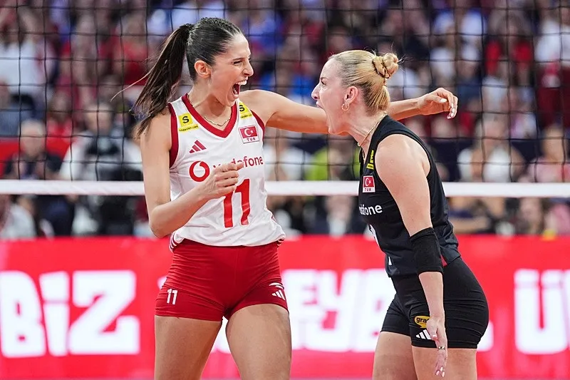 sampiyonluk-sonrasi-parkede-renkli-anlar-elif-sahin-derya-cebecioglunun-roportajina-boyle-dahil-oldu-1788722613321.jpeg Şampiyonluk sonrası parkede renkli anlar: Elif Şahin, Derya Cebecioğlu'nun röportajına böyle dahil oldu-5