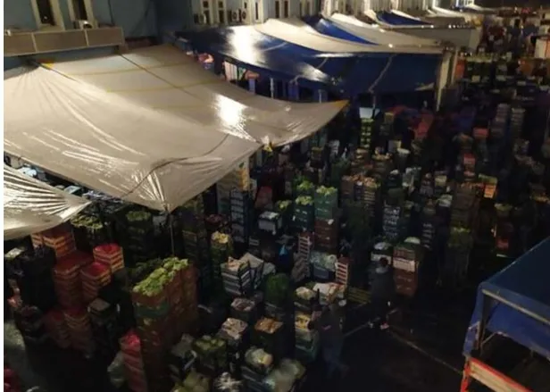 Bayrampaşa sebze halinde yoğunluk! Sokağa çıkma yasağı sona erdiği gibi akın ettiler!-1