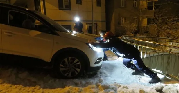 İstanbul’da kar yağışı nedeniyle buz tutan yolda otomobil kaydı! Facia son anda önlendi