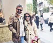 Kayra Şenocak eşi Ayşe Şenocak’a çiçek alırken görüntülendi