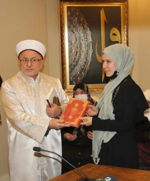 alman-vatandasi-seidel-fabienne-esinin-dinini-secip-musluman-oldu-1645537847722.jpg Alman vatandaşı Seidel Fabienne eşinin dinini seçip Müslüman oldu-2