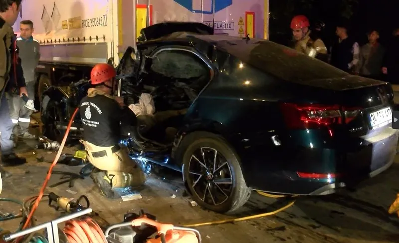 Görüntüler korkunç! İstanbul Pendik'te araç TIR'ın altına girdi! Sürücü içinde sıkıştı çıkamadı!-3