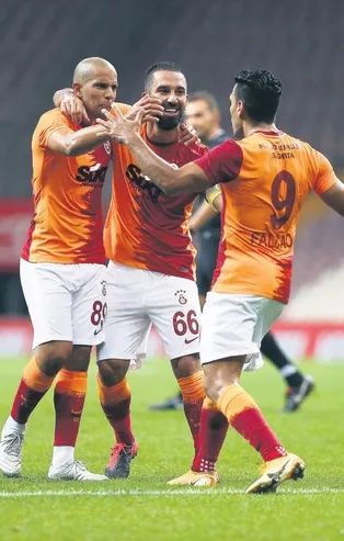 Aslan Bakü’de tur peşinde