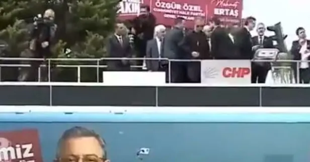 Oy için her tuşa basan CHP'nin Balıkesir mitinginde skandal! Mikrofon açık unutulunca olanlar oldu: Ezan ne zaman okunuyor? Ben zayıfım bu konuda