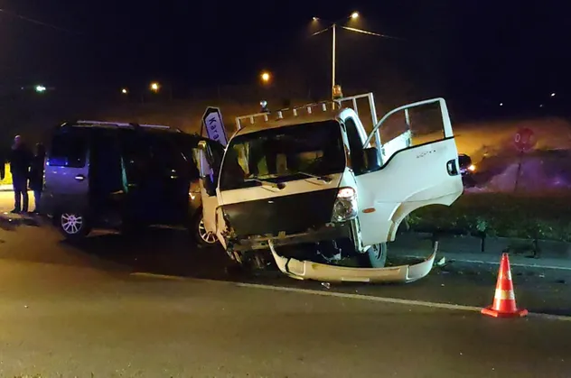 Sakarya'da ticari araçla kamyonet çarpıştı! Yaralılar var