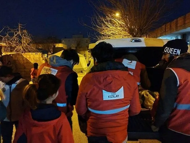 Asrın felaketinde Kızılay depremzedelerin yardımına koştu!-2