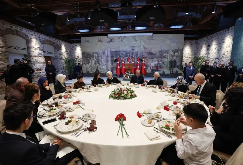 sehit-yakinlari-ve-gaziler-buyuk-aile-sofralarinda-bulusacak-ilk-iftar-baskan-erdoganin-katilimiyla-kulliyede-1771486288190.jpeg Şehit yakınları ve gaziler "Büyük Aile Sofraları"nda buluşacak: İlk iftar Başkan Erdoğan’ın katılımıyla Külliye'de-3