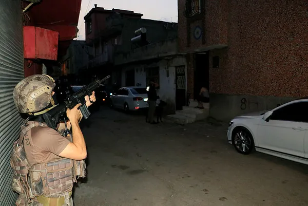 adanada-uyusturucu-saticisi-10-kisi-tutuklandi-1592033041374.jpg Adana’da uyuşturucu satıcısı 10 kişi tutuklandı-1