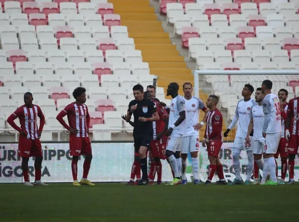 Sivasspor - Ümraniyespor maçında puanlar paylaşıldı: 2-2-10